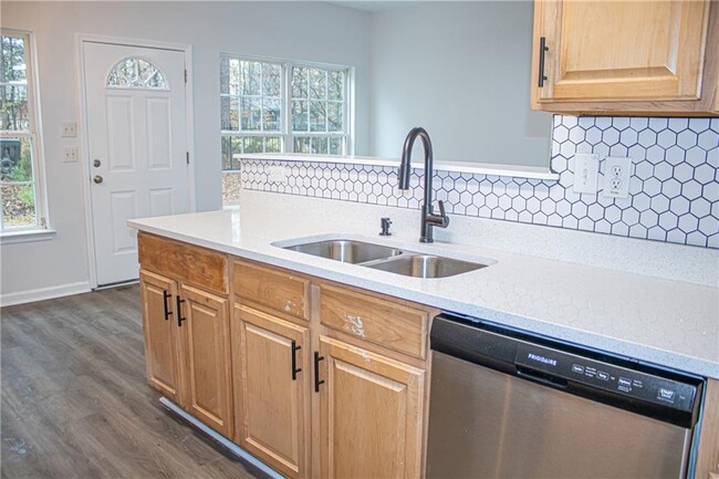 247 Brookview Dr in Riverdale, GA - Building Photo - Building Photo