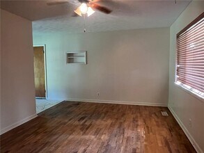 215 W Highland St in Siloam Springs, AR - Building Photo - Building Photo