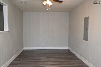 204 W Garden Dr in Iowa Park, TX - Building Photo - Building Photo