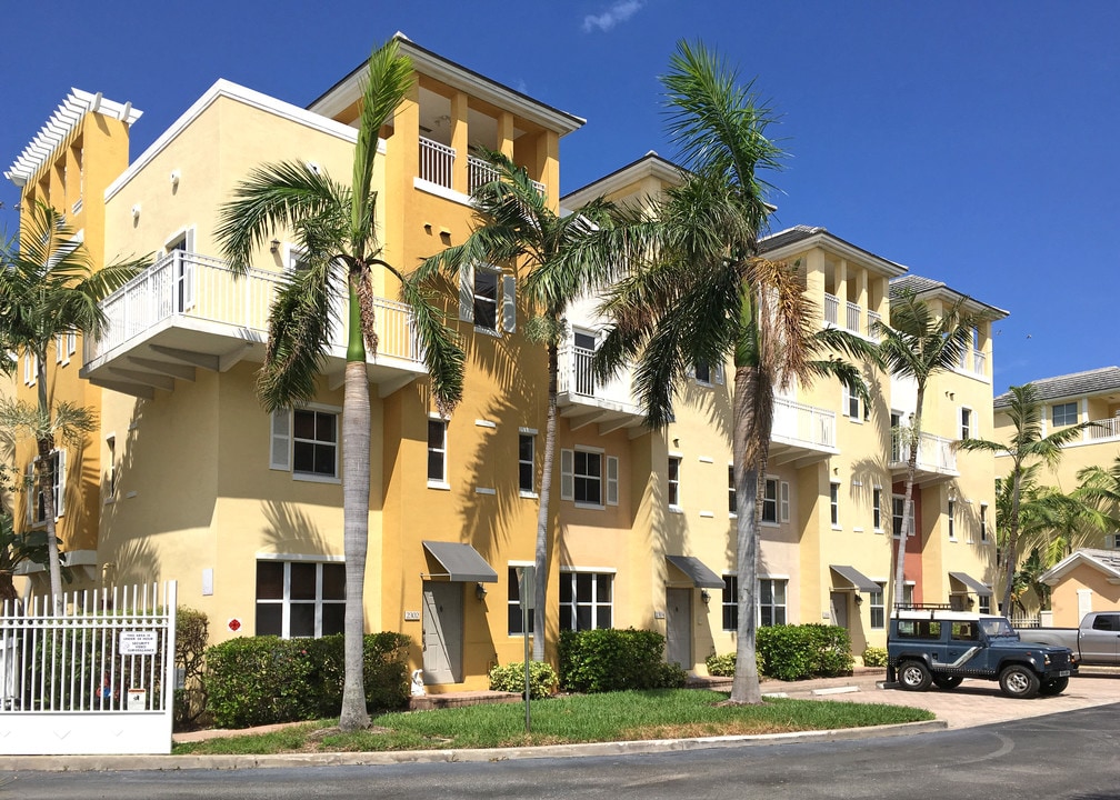 Vintage at Lighhouse Point in Lighthouse Point, FL - Building Photo