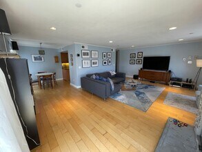 1951 N Beachwood Dr, Unit 207 in Los Angeles, CA - Building Photo - Building Photo