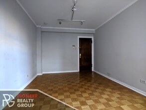 739 W Belmont Ave, Unit 306 in Chicago, IL - Foto de edificio - Building Photo