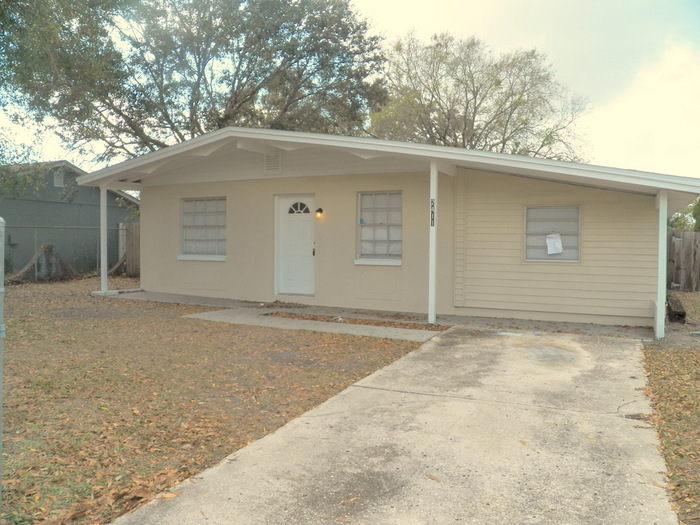 2411 Wishing Well Cir in Tampa, FL - Building Photo