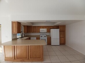 SECTION 8!! 3/2 With Fenced Yard!!! in Cape Coral, FL - Foto de edificio - Building Photo