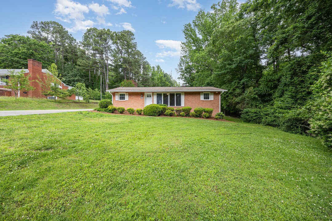 3900 Sedgegrove Rd in Greensboro, NC - Building Photo
