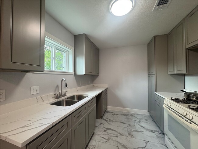 6645 Lodge St in Houston, TX - Building Photo - Building Photo