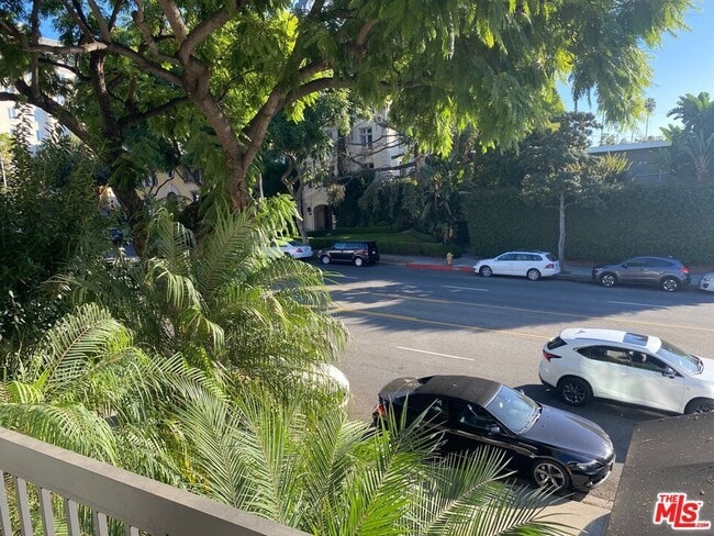 1351 N Crescent Heights Blvd in West Hollywood, CA - Building Photo - Building Photo