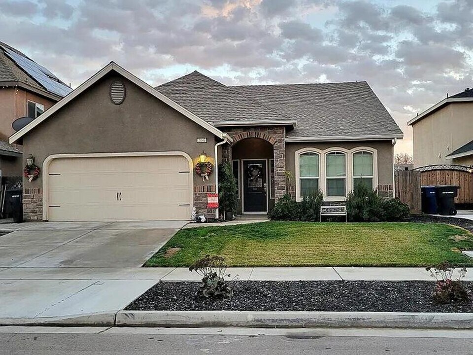 2043 W Humboldt Dr in Hanford, CA - Building Photo