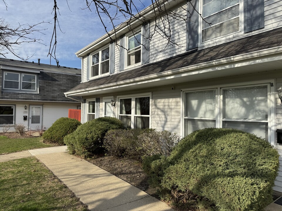 1784 Queensbury Cir in Hoffman Estates, IL - Building Photo