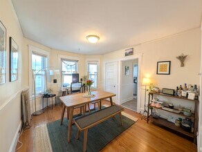 42 Walnut St, Unit 2 in Somerville, MA - Foto de edificio - Building Photo