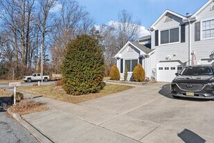 101 Stoneham Dr in Glassboro, NJ - Building Photo