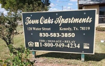 120 Water St in Kenedy, TX - Building Photo - Building Photo