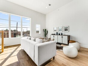 2080 Kelly Ave in Dallas, TX - Building Photo - Building Photo