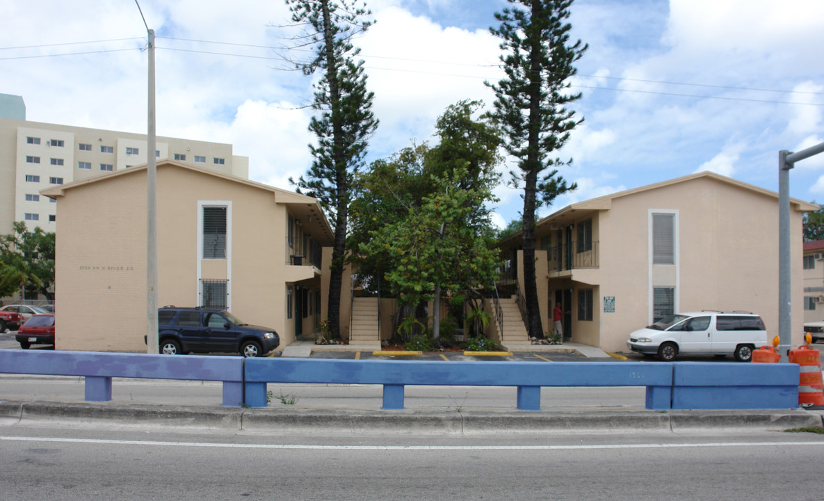 Mayras Court Apartments in Miami, FL - Building Photo