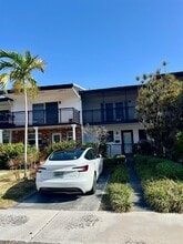 2247 NE 122nd St in North Miami, FL - Foto de edificio - Building Photo
