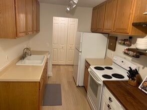 2800 Hillsboro Ave N, Unit 316 in Minneapolis, MN - Building Photo - Building Photo