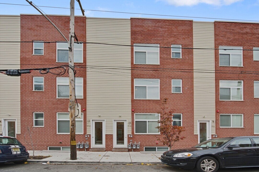 910 N 19th St in Philadelphia, PA - Building Photo