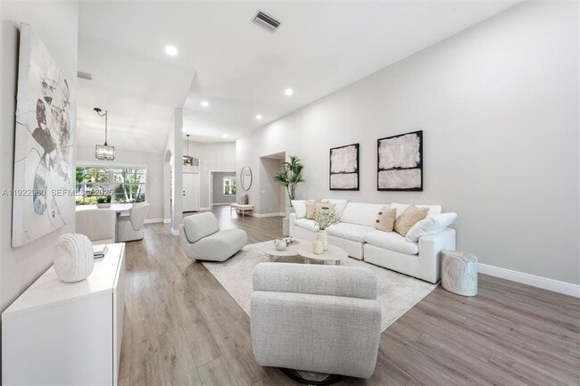 2587 Jardin Ct in Weston, FL - Foto de edificio - Building Photo