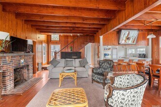 300 Cottage Walk in Islip, NY - Foto de edificio - Building Photo