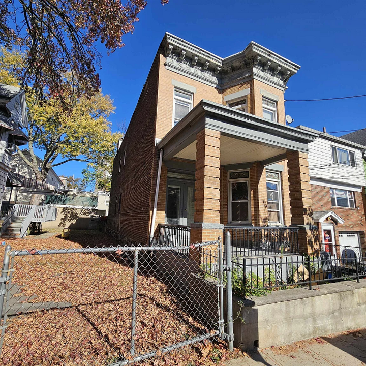 128 35th St-Unit -1 in Union City, NJ - Building Photo