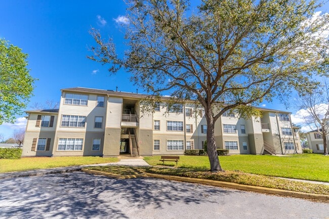 Retreat at Valencia Apartment Homes in Orlando, FL - Foto de edificio - Building Photo