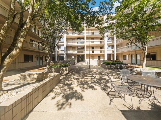 Easehouse Apartments in Auburn, AL - Foto de edificio - Building Photo