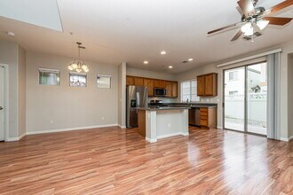 712 Cades Cove Ave, Unit 7-B in North Las Vegas, NV - Building Photo - Building Photo