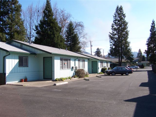 1310 Rogue River Hwy in Grants Pass, OR - Foto de edificio