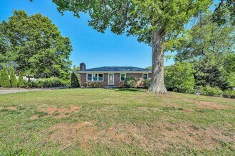 5216 Sugar Loaf Mountain Rd in Cave Spring, VA - Building Photo - Building Photo
