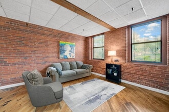 222 Williams St E, Unit 104 in Glastonbury, CT - Building Photo - Building Photo