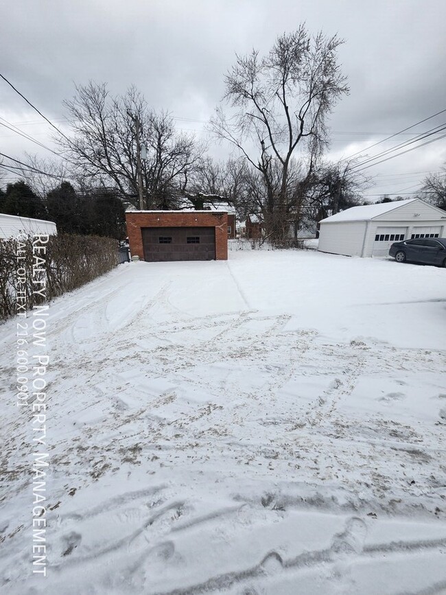 4029 Okalona Rd in South Euclid, OH - Building Photo - Building Photo