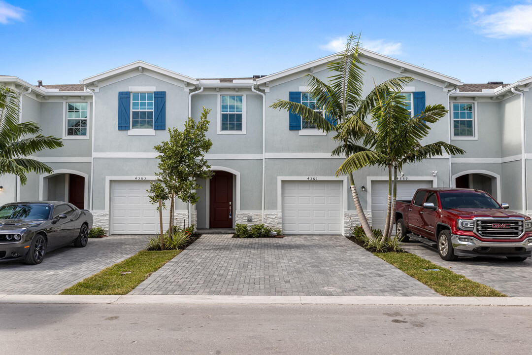 4361 Hammock Grove Dr in Lake Worth, FL - Building Photo