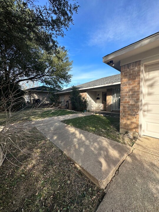 8304 El Retiro Rd in Fort Worth, TX - Building Photo