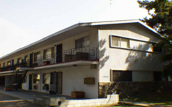 1308 N Los Robles Ave in Pasadena, CA - Foto de edificio - Building Photo