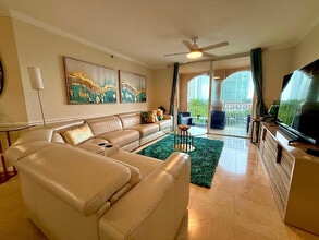 19901 E Country Club Dr in Miami, FL - Building Photo - Building Photo