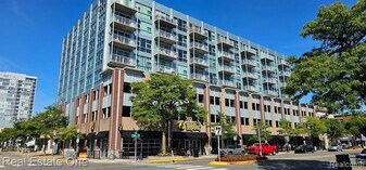 100 W Fifth St in Royal Oak, MI - Building Photo