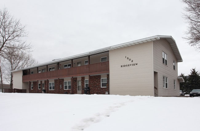 Ridgeview Apartments in Menomonie, WI - Foto de edificio - Building Photo