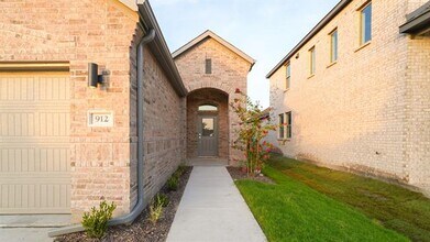 912 Hazel Dr in Lavon, TX - Building Photo - Building Photo