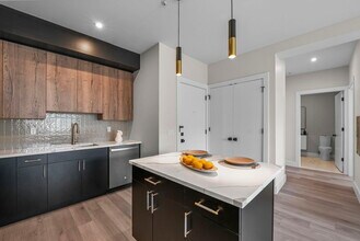 2021 Jones Rd, Unit 102 in Fort Lee, NJ - Foto de edificio - Building Photo