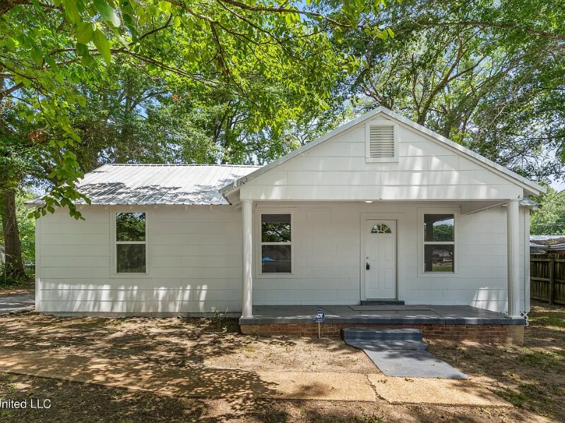 777 W Main St in Senatobia, MS - Building Photo