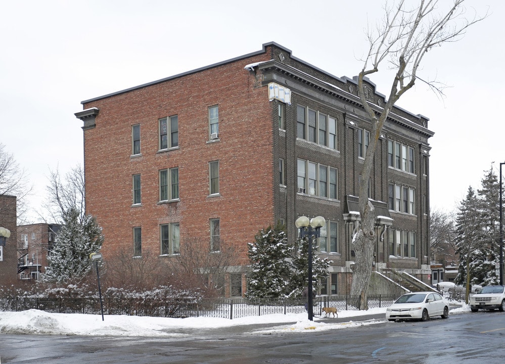 3985 Masson Rue in Montréal, QC - Building Photo