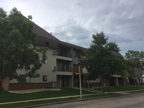 1727 N Grandview Ln in Bismarck, ND - Building Photo - Building Photo