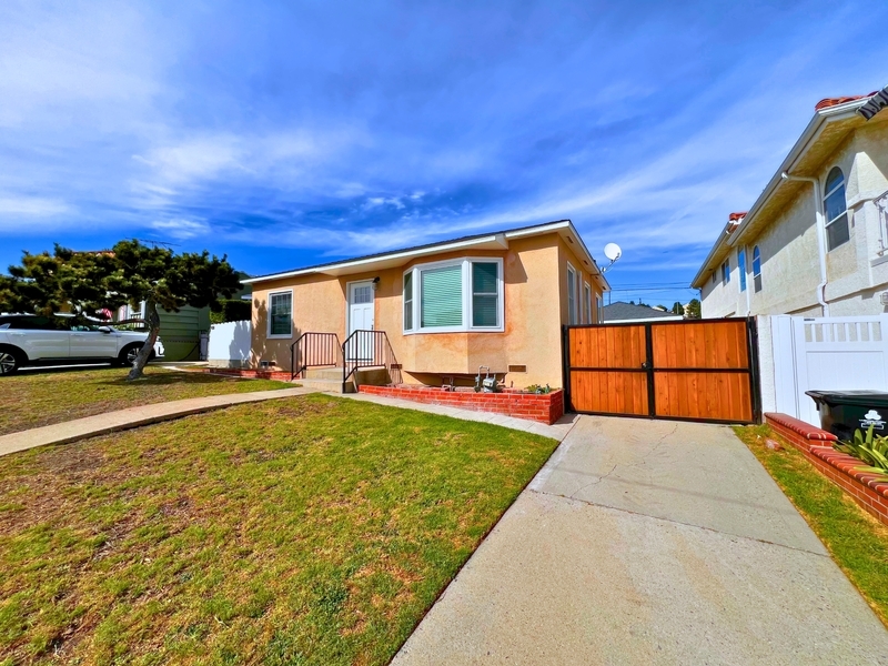 1382 W 26th Pl in Los Angeles, CA - Building Photo