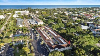 578 Broad Ave S in Naples, FL - Building Photo