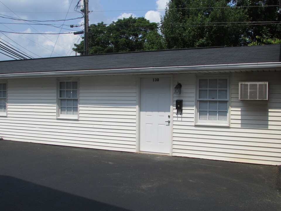 130 6th Dr SE, Unit 130 6th Drive SE in New Philadelphia, OH - Foto de edificio