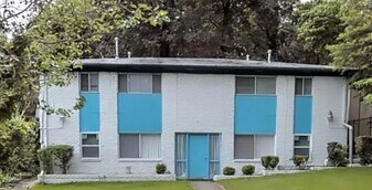 2673 Elsinore in East Point, GA - Building Photo