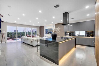 7534 NW 98th Ave in Doral, FL - Building Photo - Building Photo