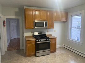 77 Boxford St, Unit 77 Boxford St 3rd floor in Lawrence, MA - Building Photo