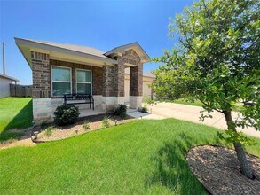 502 Mossy Rock Dr in Hutto, TX - Building Photo - Building Photo
