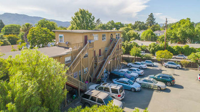 Casablanca Apartments in Sonoma, CA - Foto de edificio - Building Photo